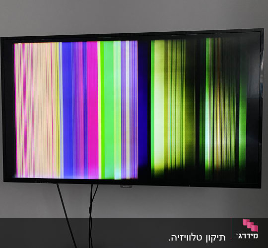 מסך טלוויזיה עם פסים צבעוניים אנכיים